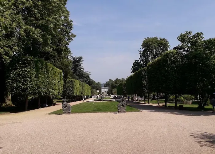 Avec Jardin Et Stationnement Gratuit A *